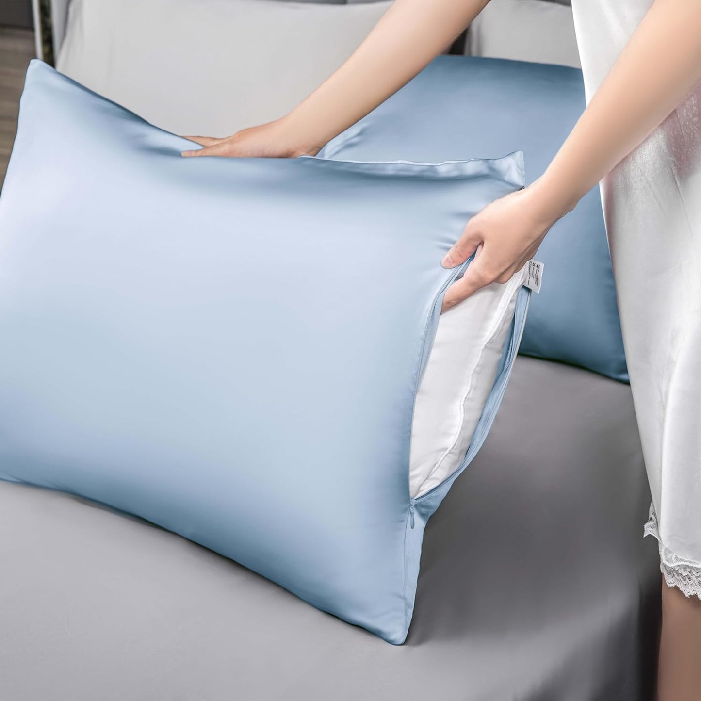 Mulberry Silk Pillowcase for Hair and Skin,Cooling Silk Pillow Case with Hidden Zipper,Allergen Proof Dual Sides Soft Breathable Smooth Silk Pillow Cover for Women (Light Blue,Standard)