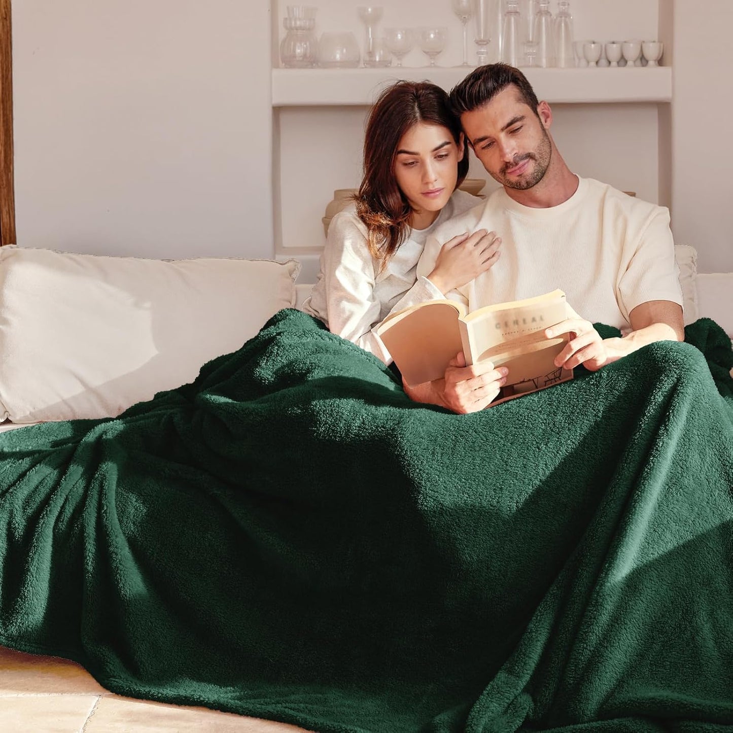 Exclusivo Mezcla Queen Size Flannel Fleece Blanket, Super Soft Velvet Plush Bed Blanket, Fuzzy Cozy and Warm for All Seasons, 90x90 Inches, Forest Green