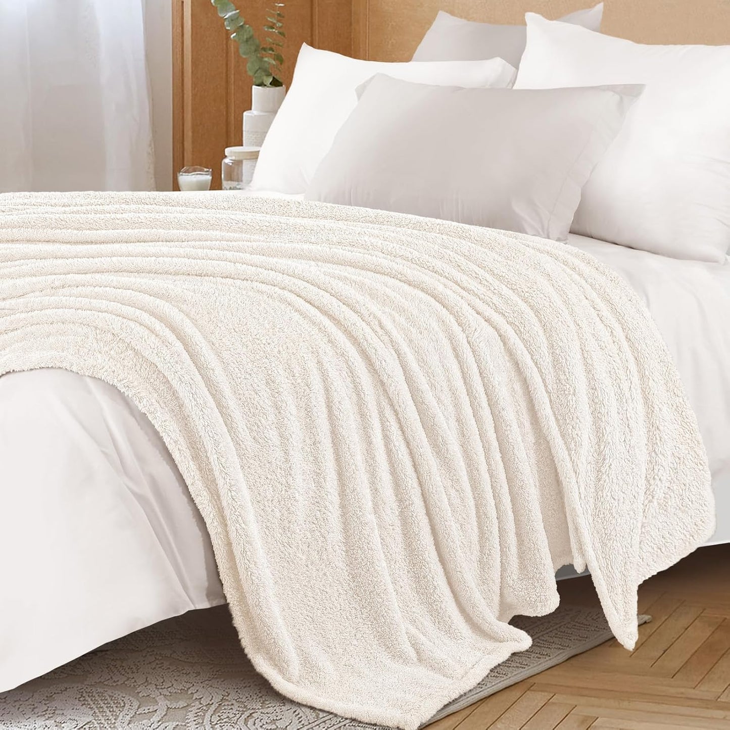 Exclusivo Mezcla Fleece Throw Blanket for Couch Sofa, Soft Warm and Fluffy Blankets for Women Men Girls Kids, Suitable for All Seasons, White, 50x60 Inches