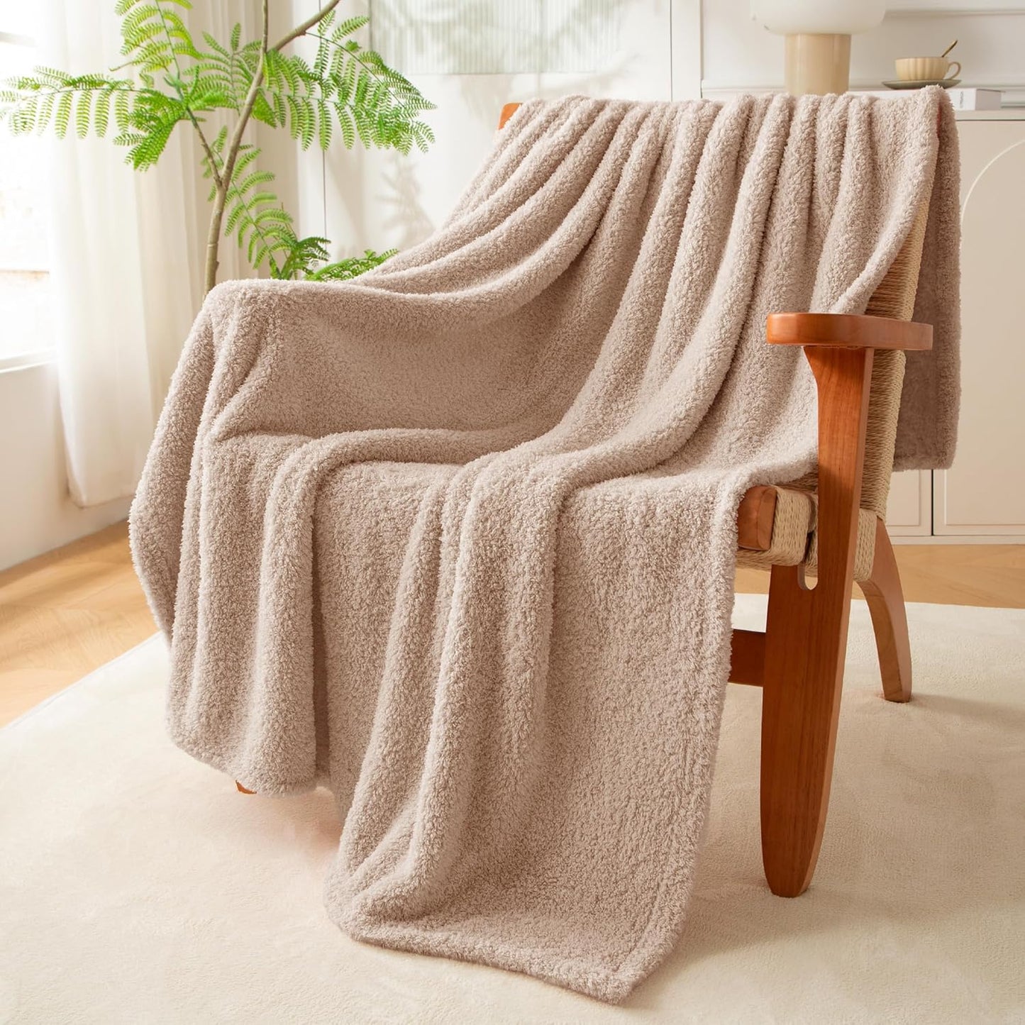 Exclusivo Mezcla Fleece Throw Blanket for Couch Sofa, Soft Warm and Fluffy Blankets for Women Men Girls Kids, Suitable for All Seasons, Camel, 50x60 Inches